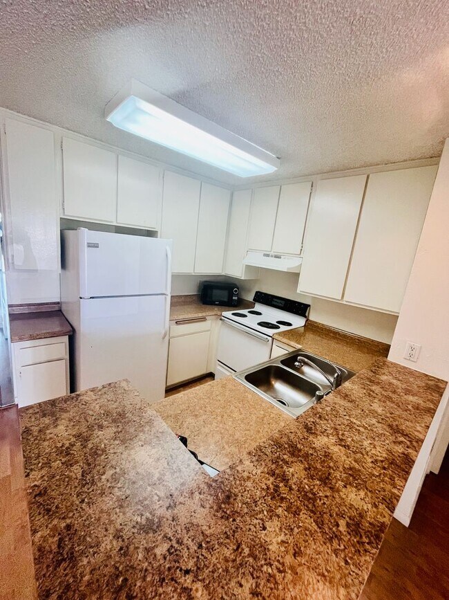Building Photo - LARGE AND BRIGHT 2BD/2BA CONDO AVAILABLE I...