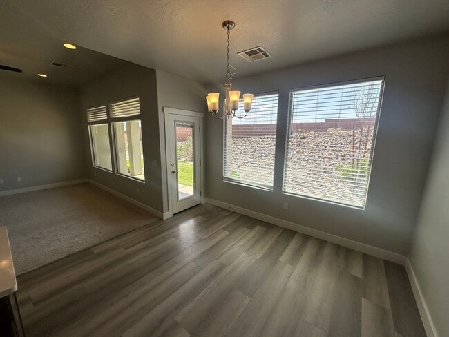 Building Photo - 3 bed plus office / 2.5 bath / 3 car Singl...