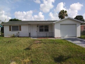 Building Photo - Beautiful 2/1/1 1034 Sq. Ft. with open flo...