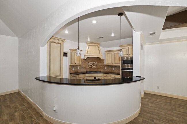 Building Photo - Stunning with 4 bedrooms in City View!