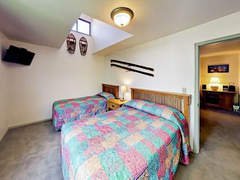 Building Photo - 8014 S Sunnyoak Cir