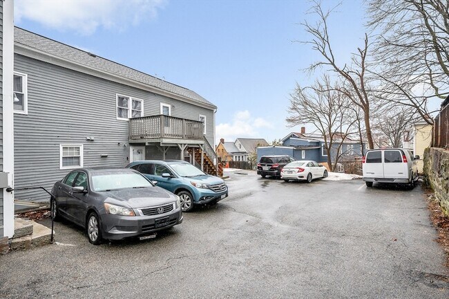 Building Photo - 98 School St