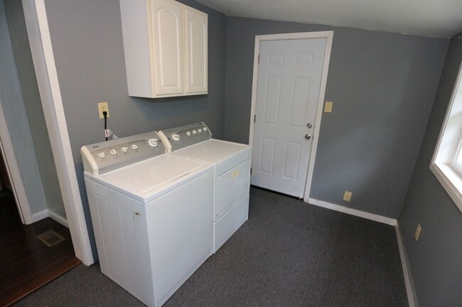 Building Photo - 2 Bedroom Home By Highland Park!