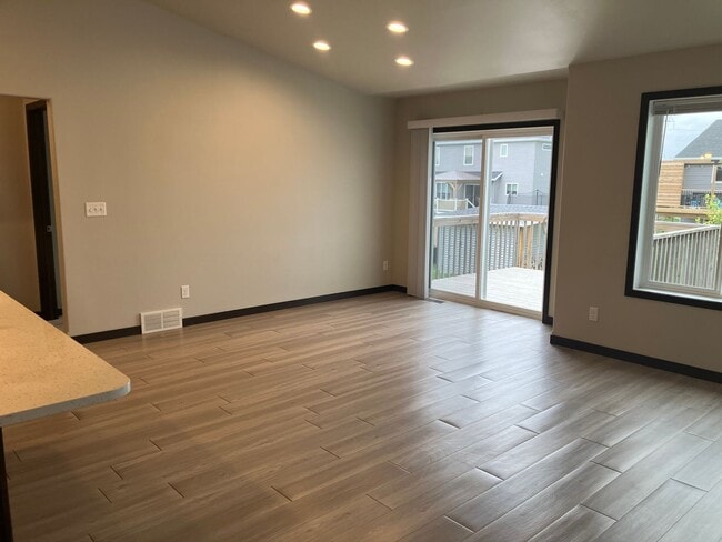 Building Photo - 4 Bed 3 Bath Single Family Home