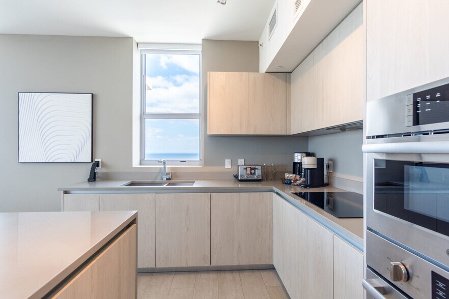 Building Photo - 4010 S Ocean Dr