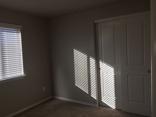 Building Photo - 3 Bedroom / 2 Bathroom Home in SW Redmond