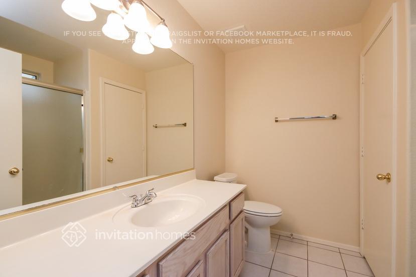 Building Photo - 1768 E Los Alamos St