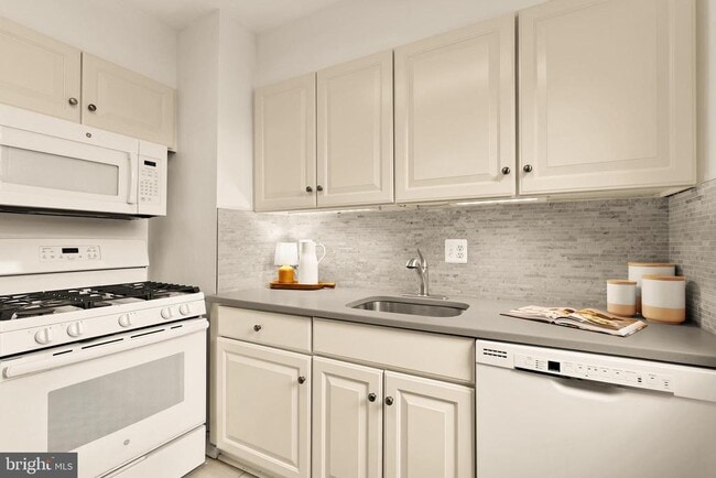 Building Photo - 4818 Chevy Chase Dr