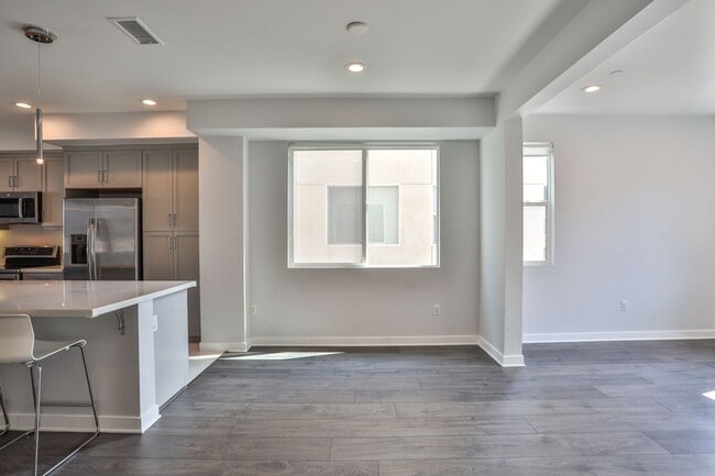 Building Photo - 3 bedroom 2.5 bath in Gated Community