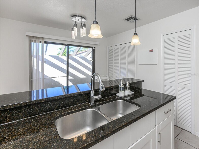 Building Photo - 2383 Sun Valley Cir