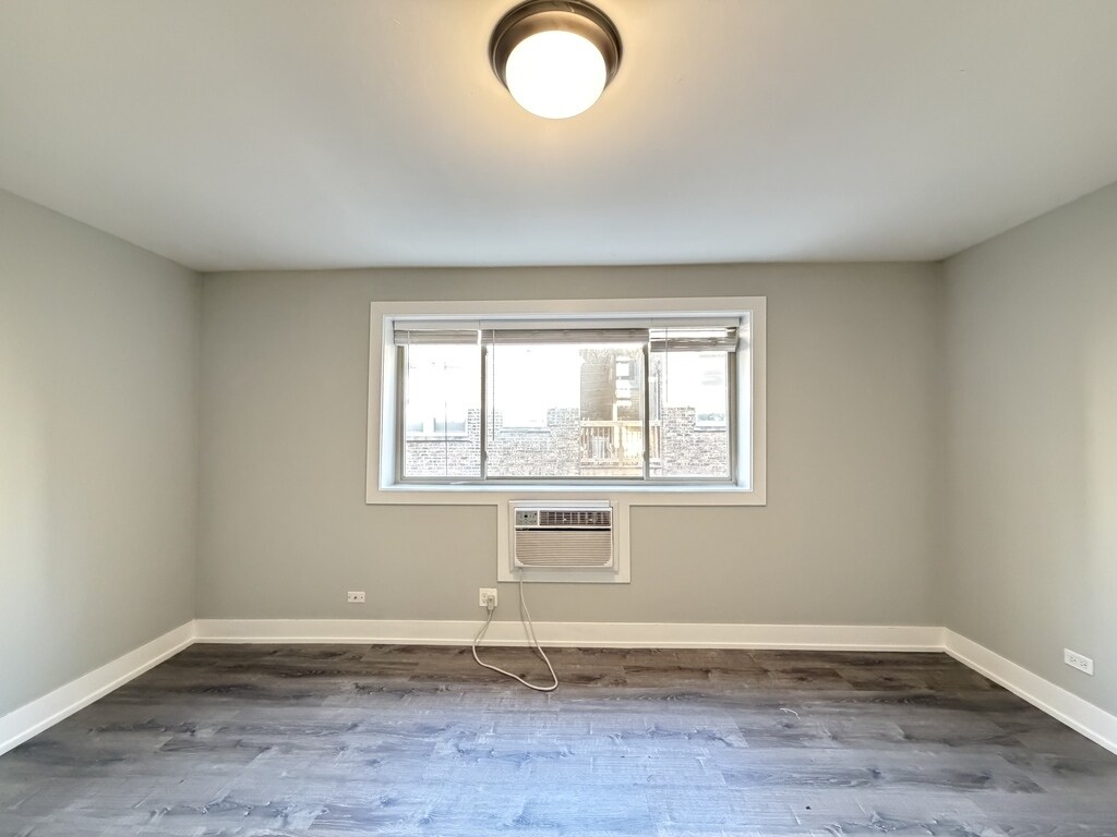 Building Photo - 527 W Surf St