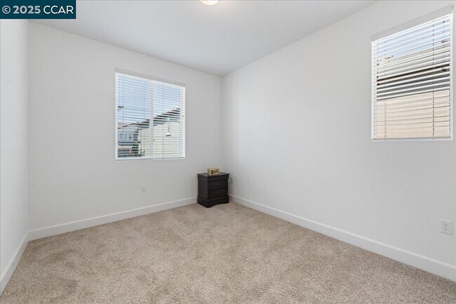 Building Photo - 300 Hideaway Ln