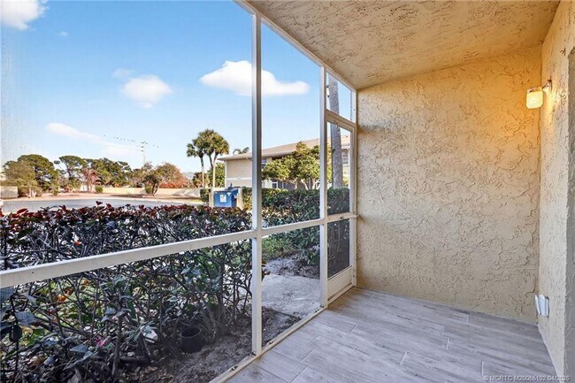 Building Photo - 1564 SE Royal Green Cir