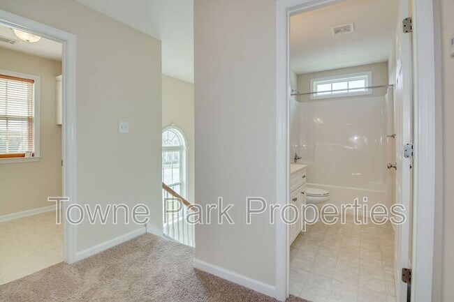 Building Photo - 1111 Hunters Cove