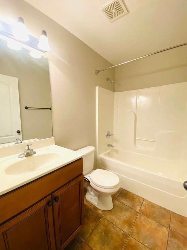 Building Photo - 1728 Thistlewood Dr