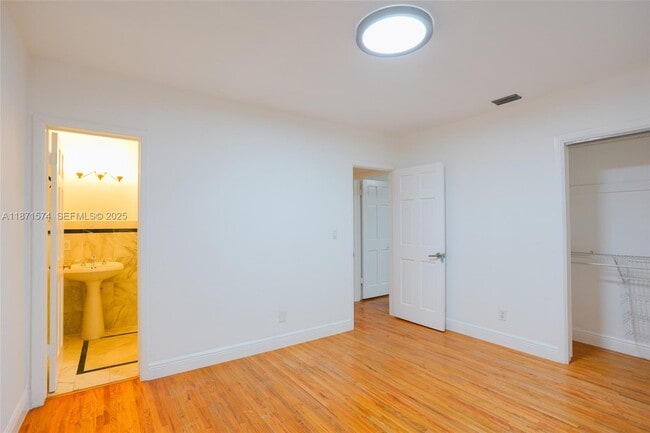 Building Photo - 355 Redwood Ln