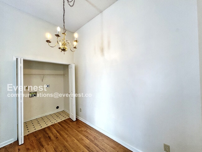 Building Photo - 9299 Grove Manor Dr