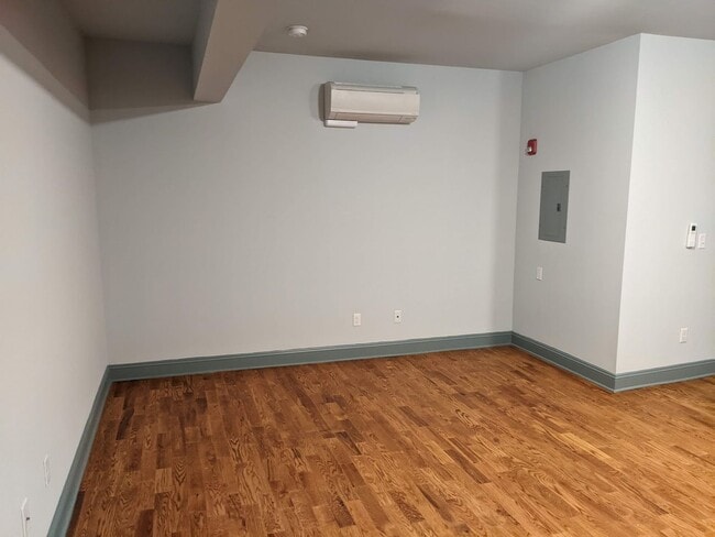 Building Photo - Salem Square