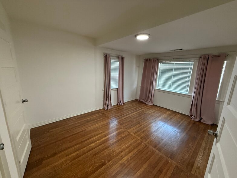 Building Photo - 1493 W 47th St