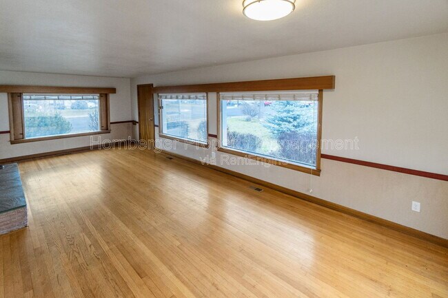 Building Photo - 2324 E South Crescent Ave