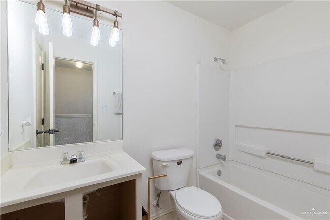 Building Photo - 209 W Rodeo Dr