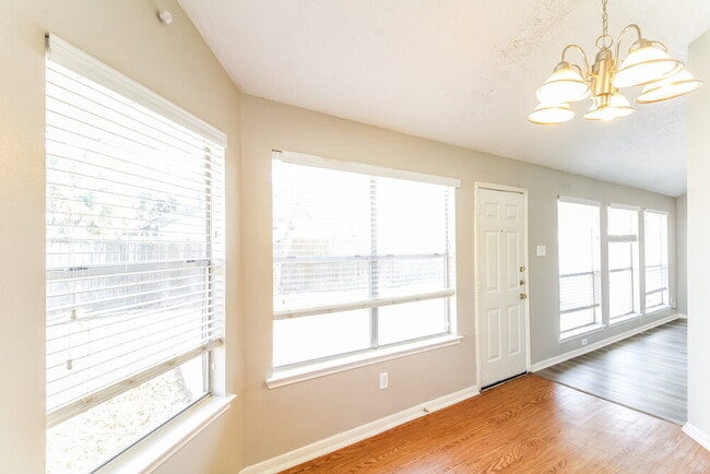 Building Photo - 3217 Lee Cir