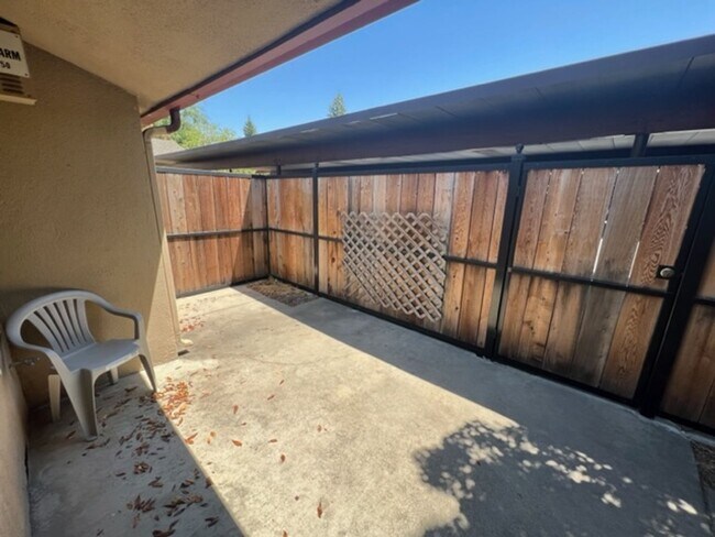 Building Photo - Fully Furnished One Bedroom In Gated Commu...