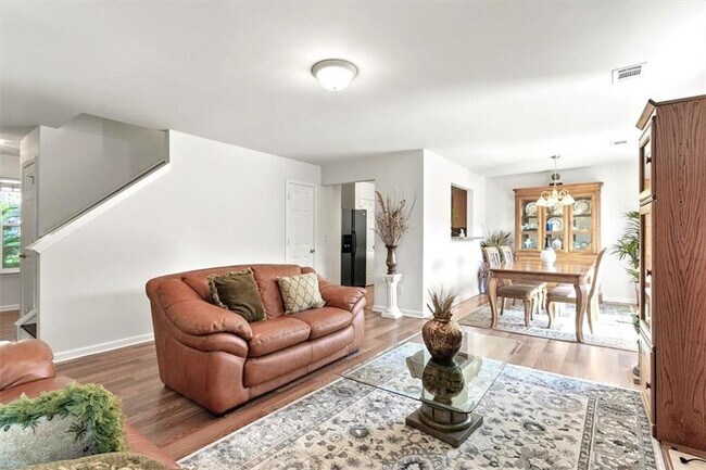 Building Photo - 2760 Englewood Dr