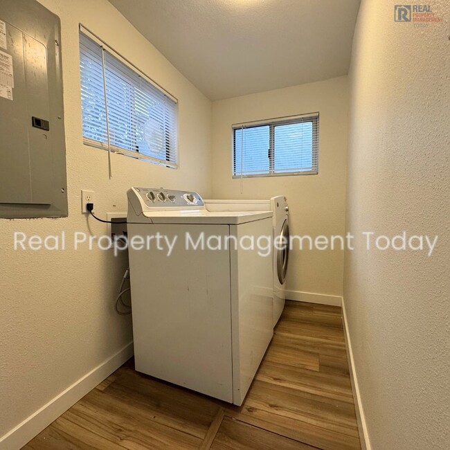 Building Photo - Beautiful remodeled 3 bed 1.5 bath with de...