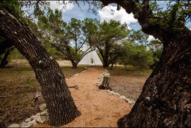 Building Photo - 2300 W Fitzhugh Rd