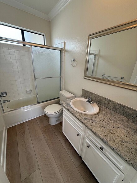 Building Photo - 1940 Malcolm Ave