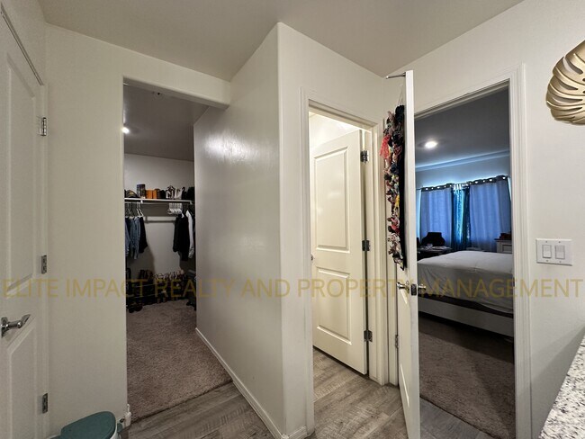 Building Photo - 6948 S Victor Dr