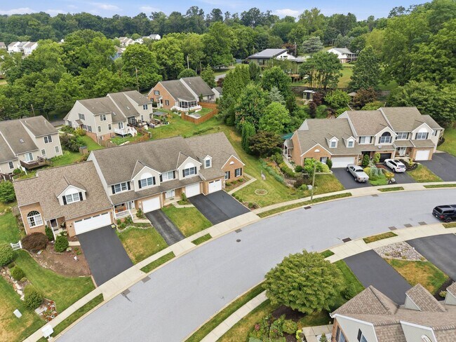 Building Photo - 472 Hillside Dr