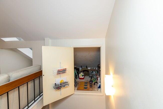 Building Photo - Beautiful Lofted Two Bed, One bath Condo |...