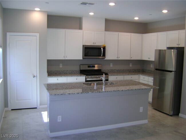 Building Photo - 3242 Trabia Ave