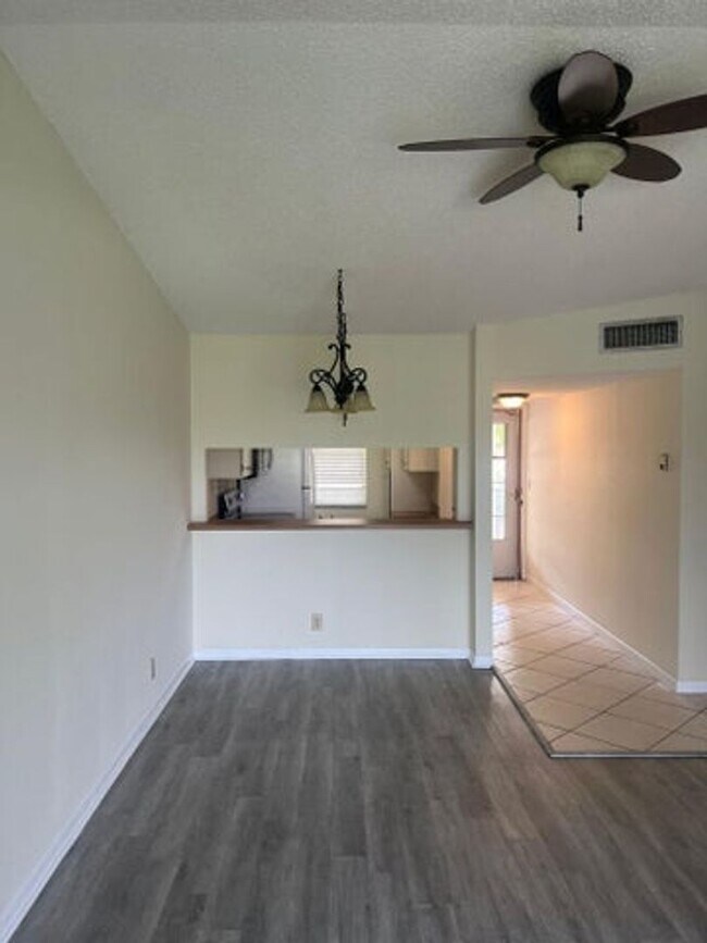 Building Photo - 9993 Three Lakes Cir