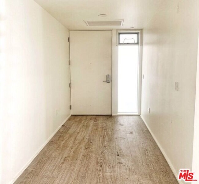 Building Photo - 1038 S Mariposa Ave