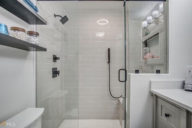 Building Photo - Discover the charm of this cozy single-family home, where your dreams can take shape and flourish!