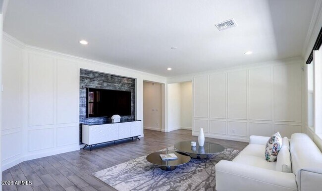 Building Photo - 948 W Yosemite Dr