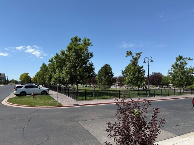 Building Photo - Beautiful town home for rent.