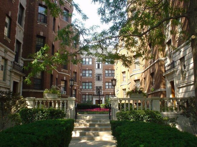Primary Photo - 2338 N Lincoln Park W