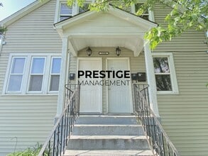 Building Photo - Spacious 2BD Apartment With Den