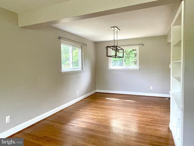 Building Photo - 3703 Larchmont Dr