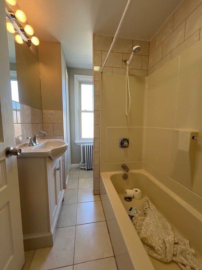 Building Photo - Move-in ready and well-maintained, this 4-...