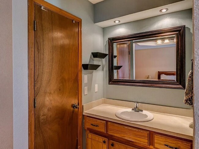 Building Photo - Charming 3-Bedroom Home — Spacious Corner Lot in Del City!