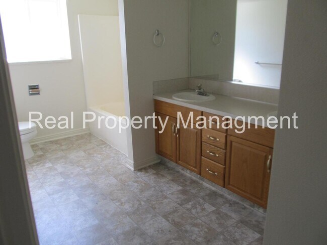 Building Photo - A beautiful 4 bed, 3 bath Home in River Heights! Half Off Pro Rated Rent for August!