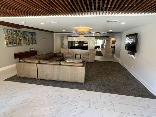 Building Photo - Updated 3 Bed Condo in Myers Park