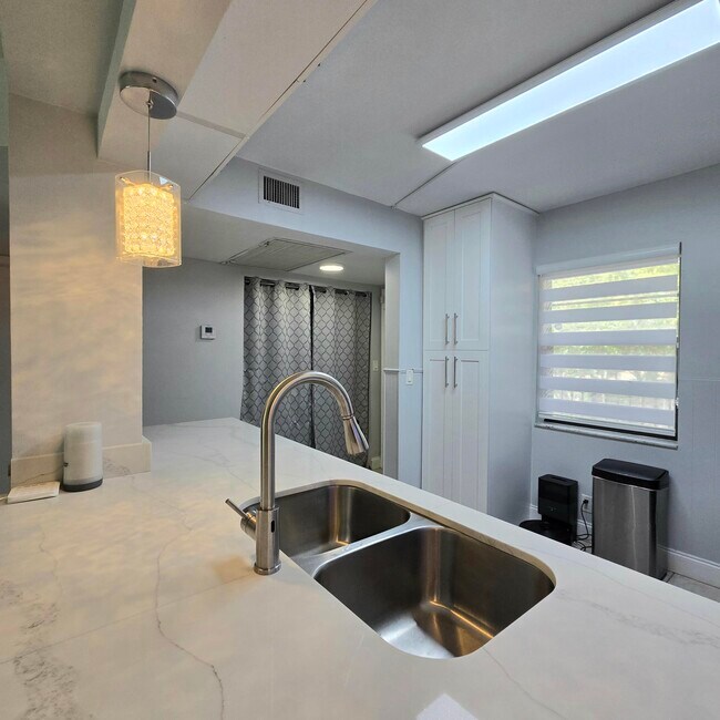 Building Photo - 10501 W Broward Blvd