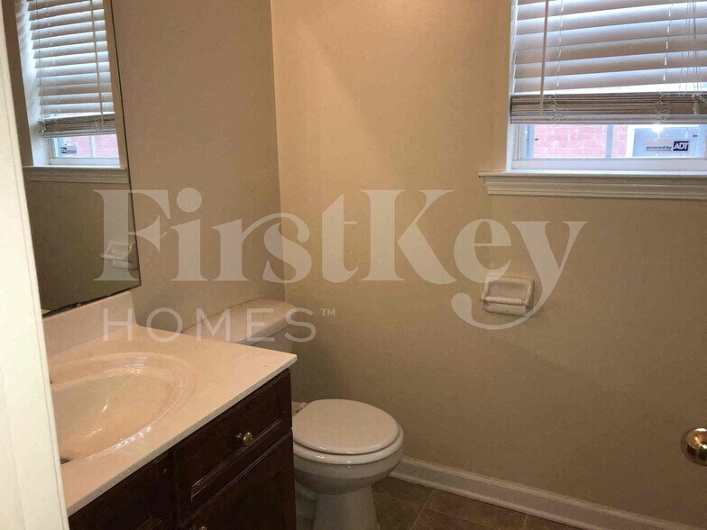 Building Photo - 7142 Queens Crown Ct