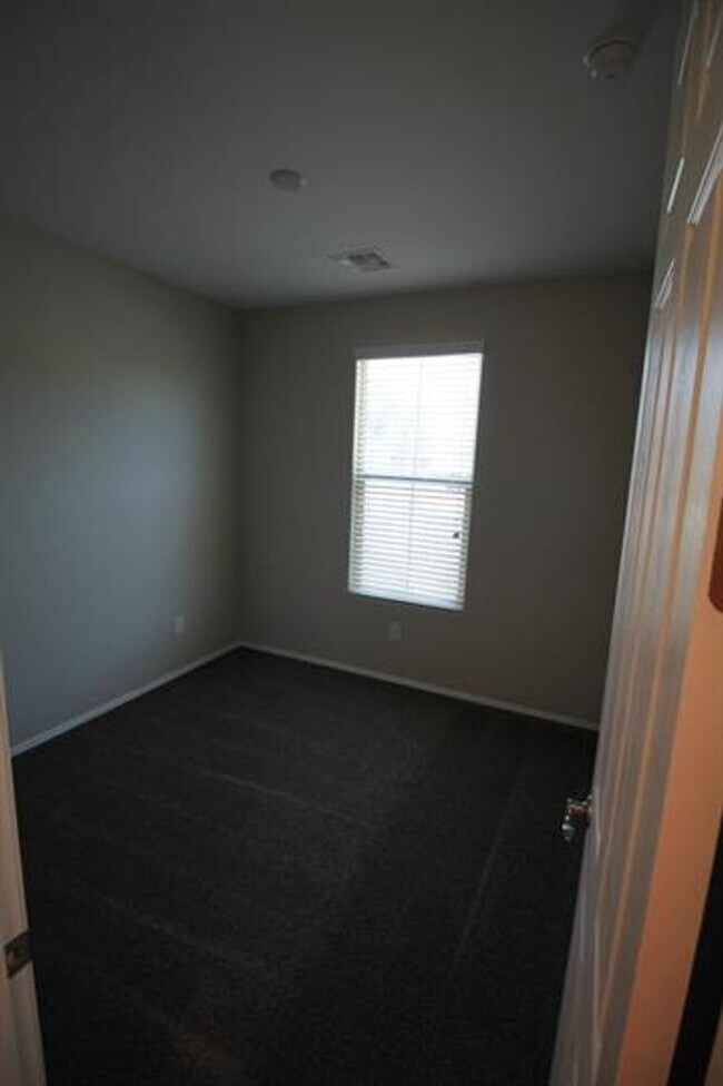 Building Photo - Desirable La Estancia Neighboorhood